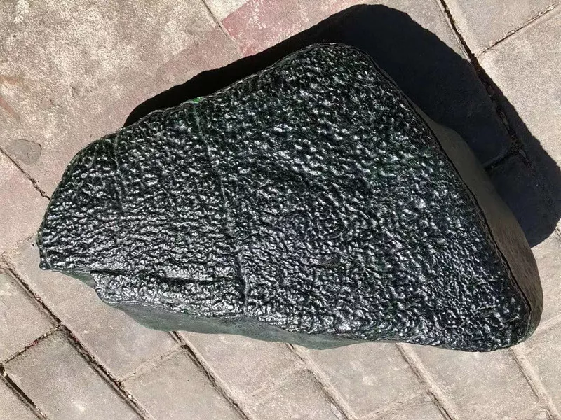 男子5万买下一块表现一般般的干青翡翠原石,没想到切出冰阳绿!