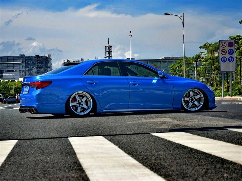 全车鹦鹉漆的锐志三代(x140)改装案例