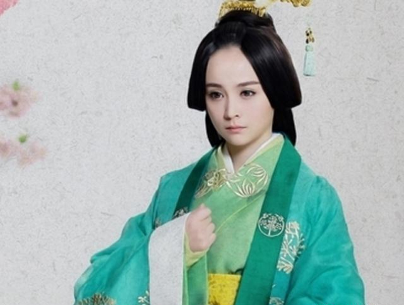 演过最美薛宝钗,被富二代抛弃后独自带儿子,如今33岁过成这样