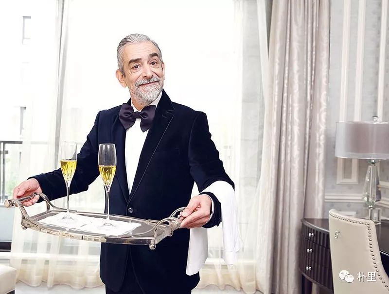 这位比绅士还绅士的男人,正是这座庄园的管家