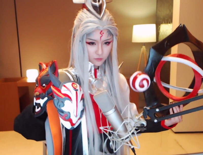 阿冷cos王者荣耀明世隐 被自己的女装大佬所迷倒