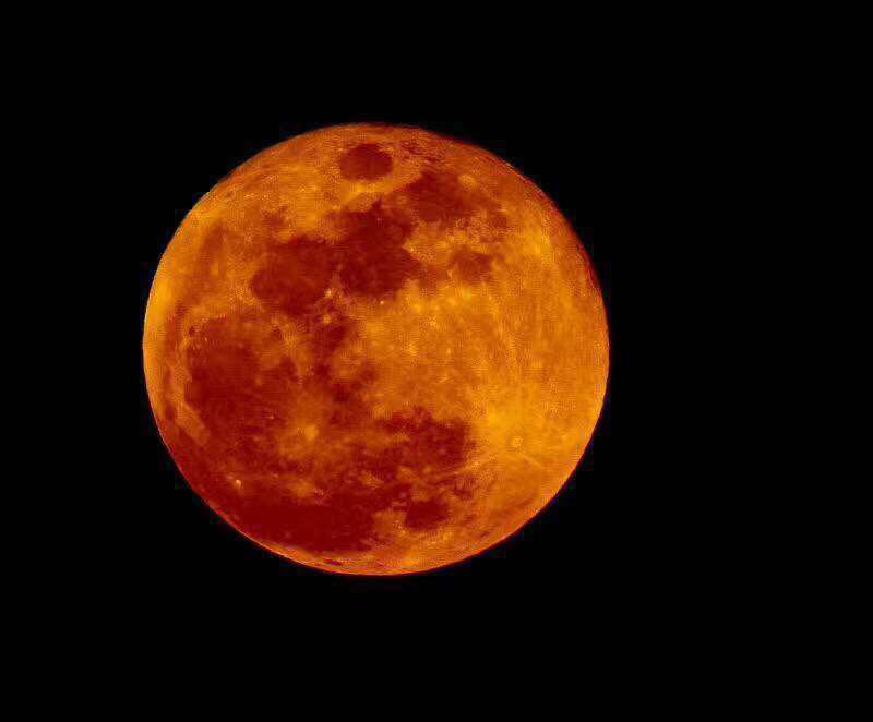 洱海的太阳对比一月31号的血月