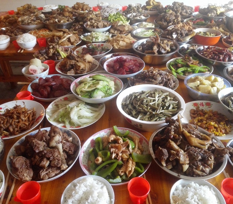 广西农村春节年夜饭大鱼大肉琳琅满目真让人大饱口福啊