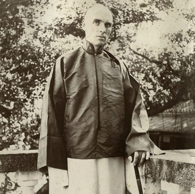 外国人拍摄的珍贵清末老照片:穿满族服饰的外国人真是太少见