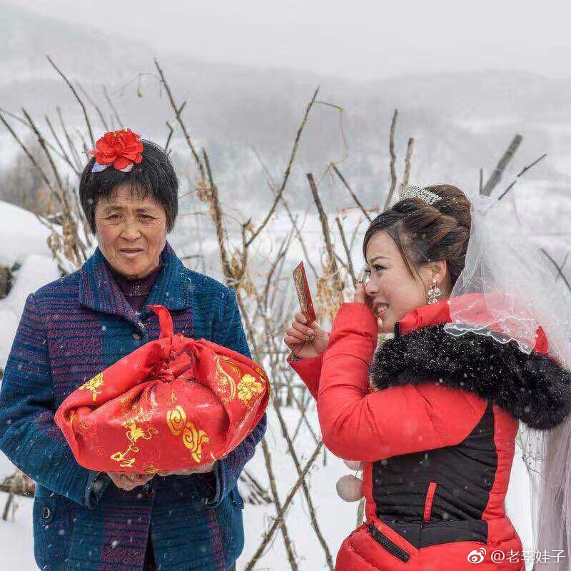 一组东北山村迎亲的真实照片,超越了对农村婚礼的任何想象_新浪看点
