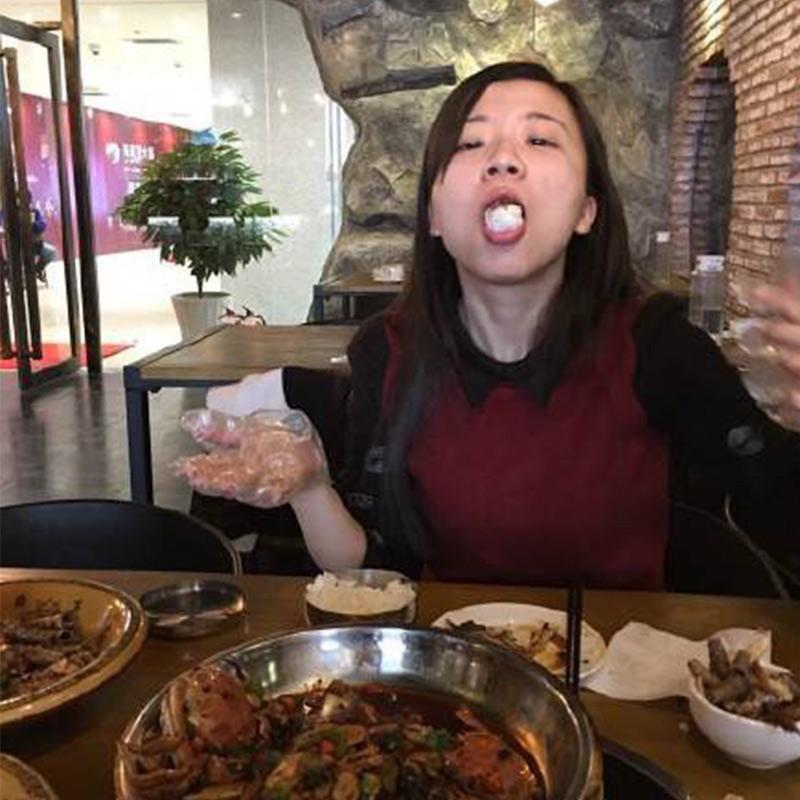我让男朋友拍一下我吃饭很香的样子