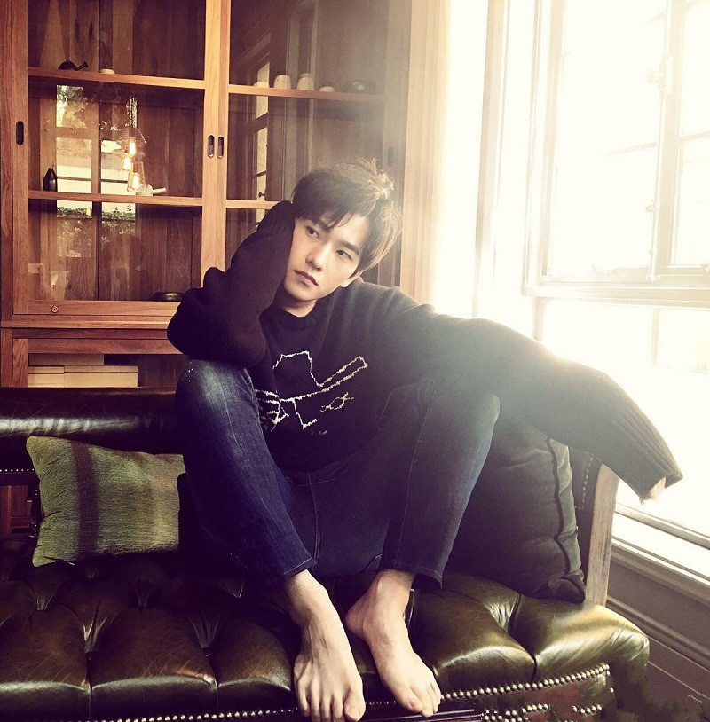 男明星最霸气的坐姿,杨洋光着脚丫子,鹿晗这坐姿小心摔下来!