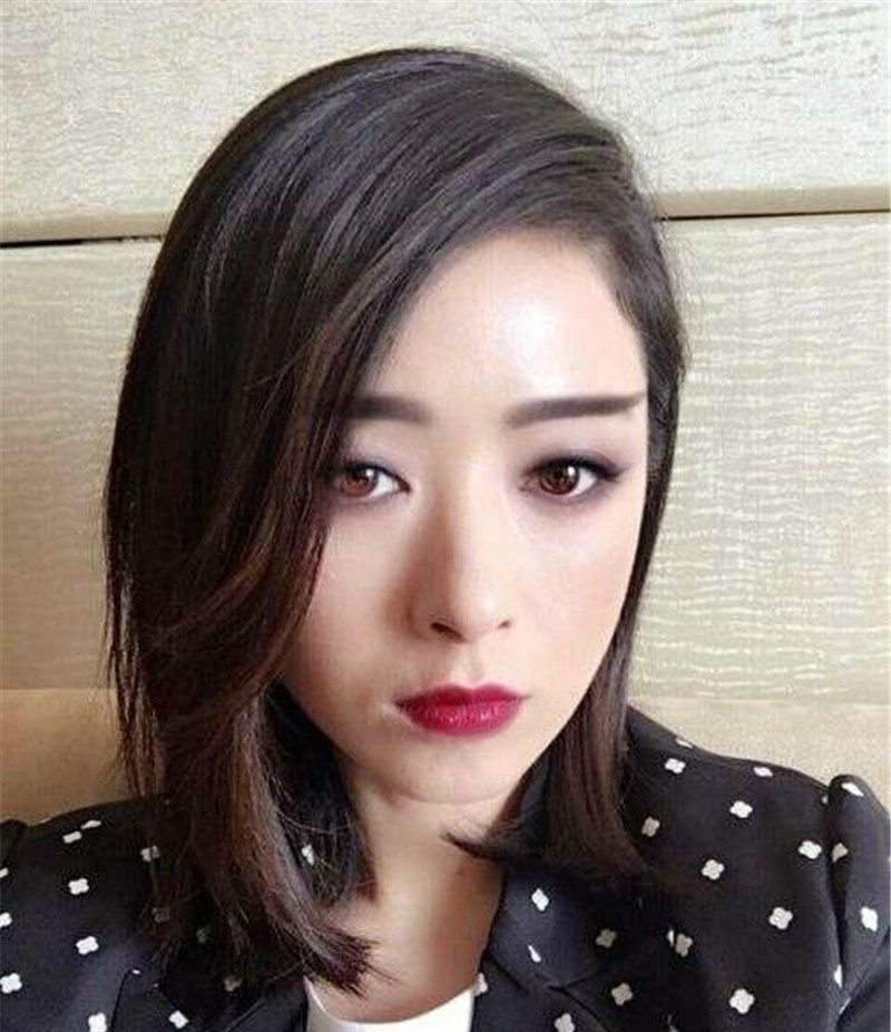 蒋欣终于选对眉型,微胖女神告别一字眉,纸巾裙美翻天