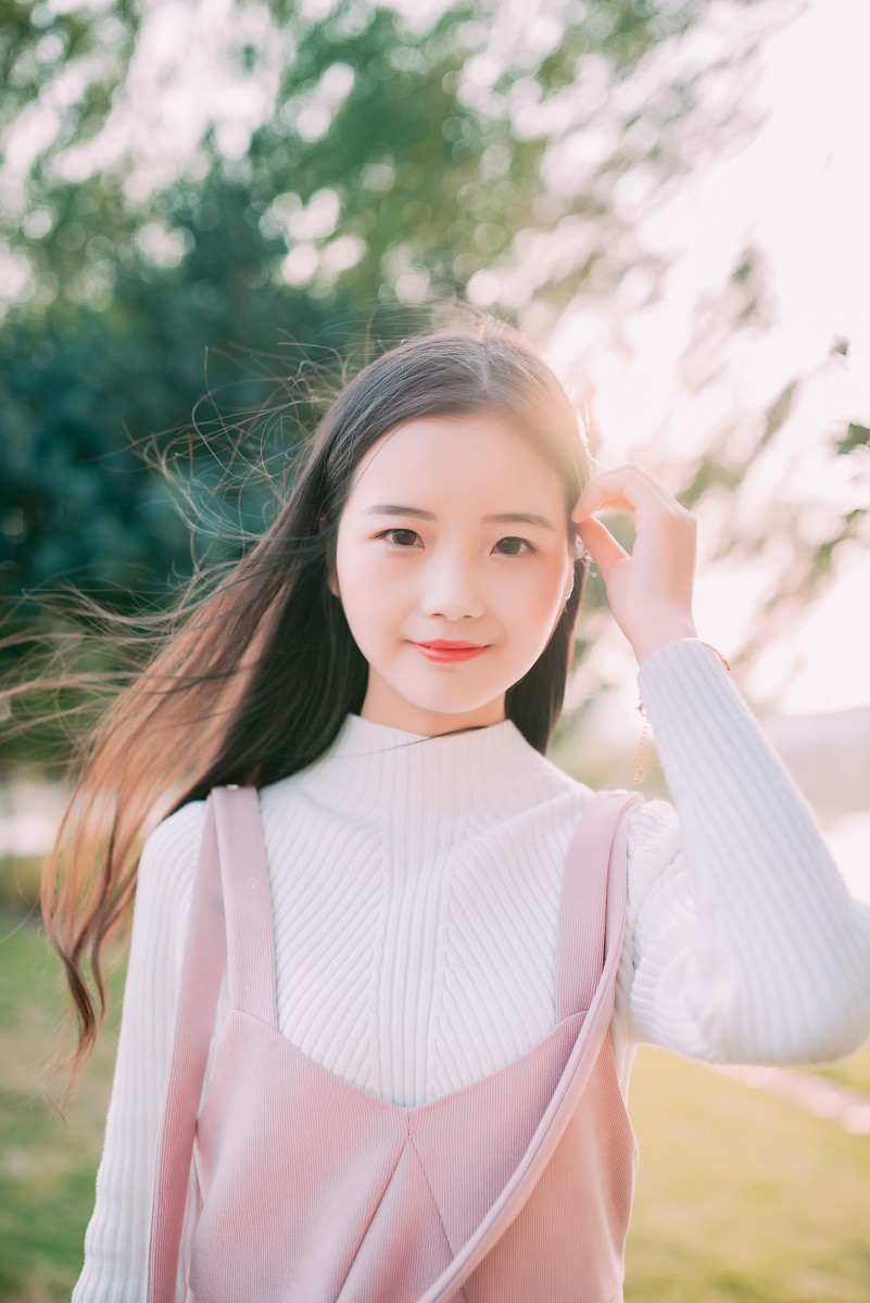 小费美图你的邻家小妹妹在河边