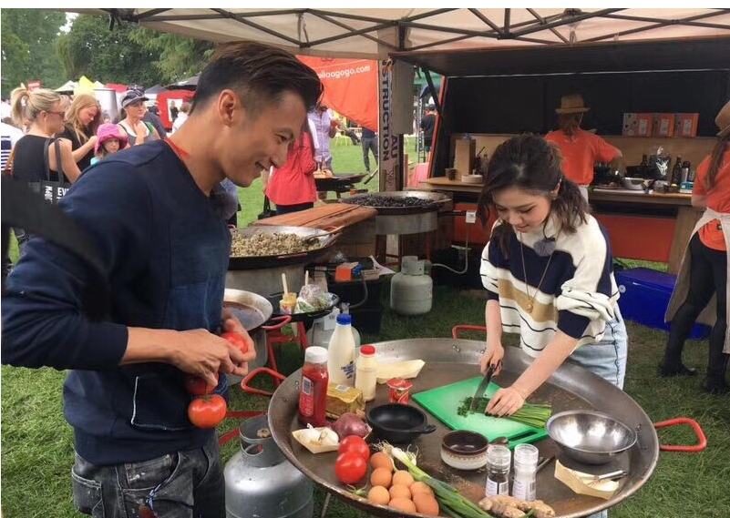 邓紫棋深夜晒与谢霆锋两人合影靓女俊男美帅到爆炸