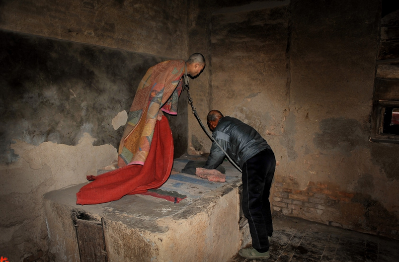 爷爷用铁链锁住孙子,一锁就是22年,背后的真相让人心酸!