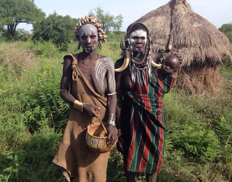 非洲最残忍的风俗, 把盘在塞到女人嘴里, 只因盘子越大彩礼越多