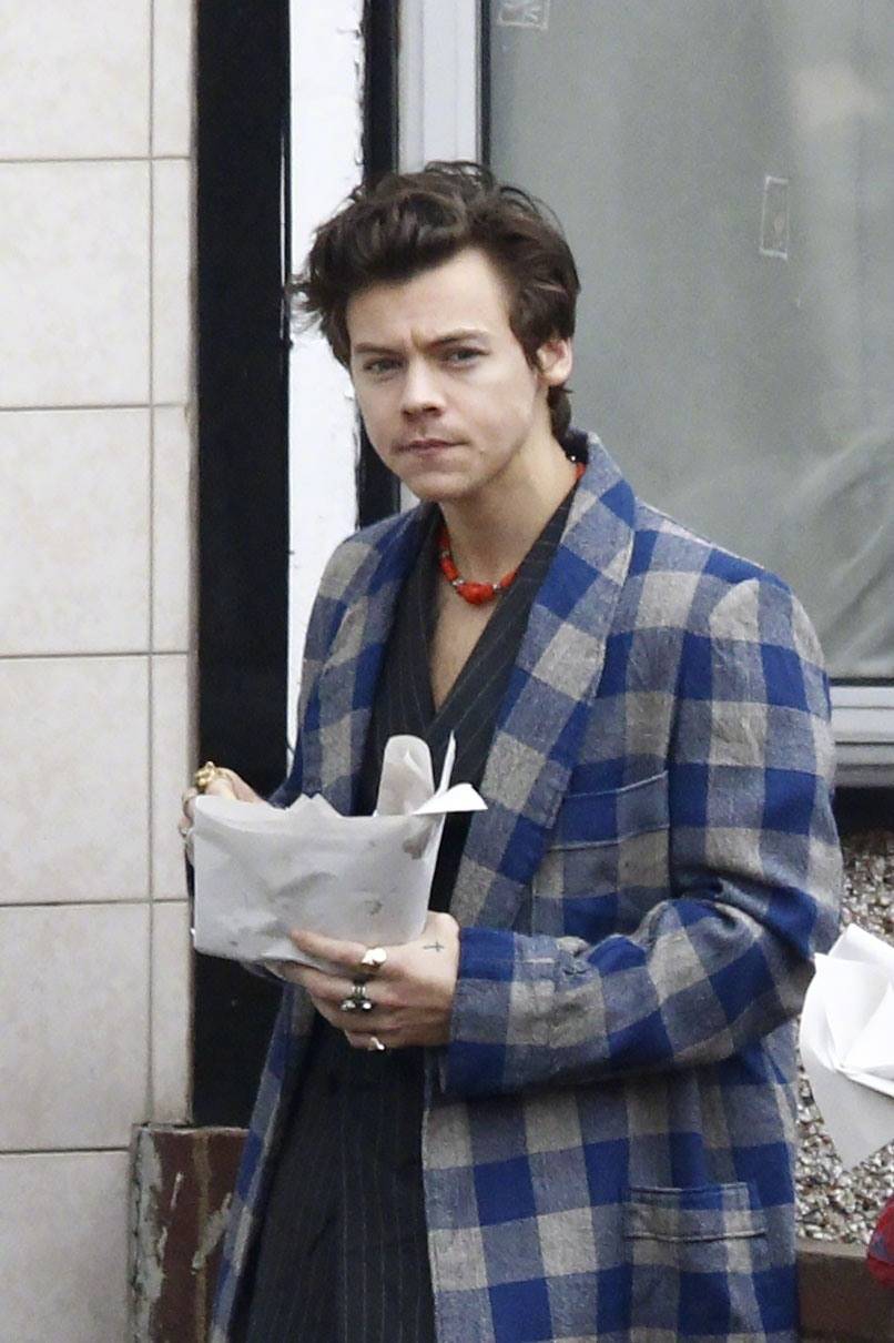 哈卷harry styles上周日在伦敦外出工作的街拍