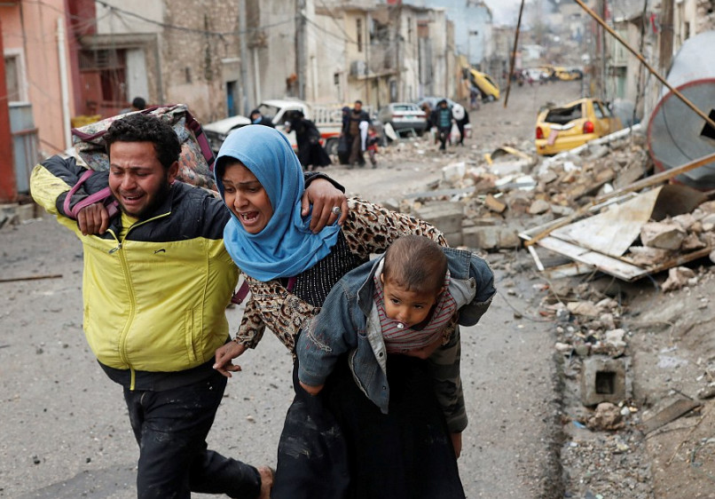 居民们背井离乡,在战乱中拖家带口逃离战场.