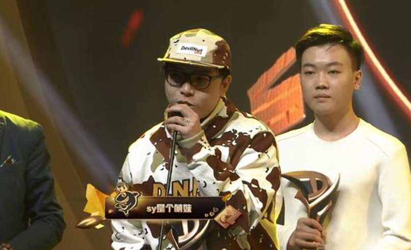 专业的《守望先锋》主播,而当时的室友却正好是现在4am的选手阿鲁卡