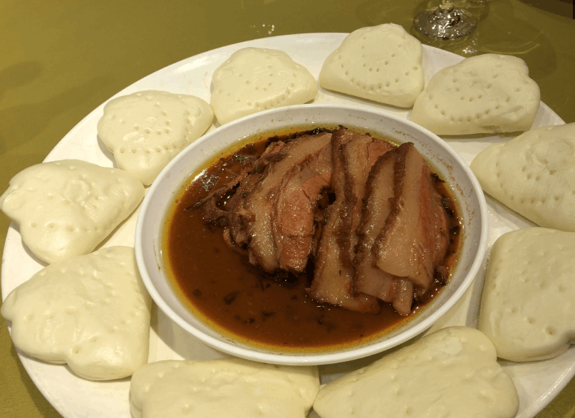 老人80大寿680元24个菜16个人围一大桌愣是没吃完还打包