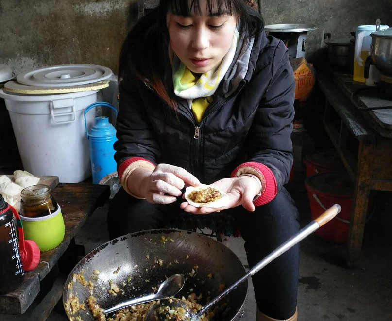 农村包水饺过程很简单,但是味道不一般|揉面|小姑娘|包饺子_新浪新闻