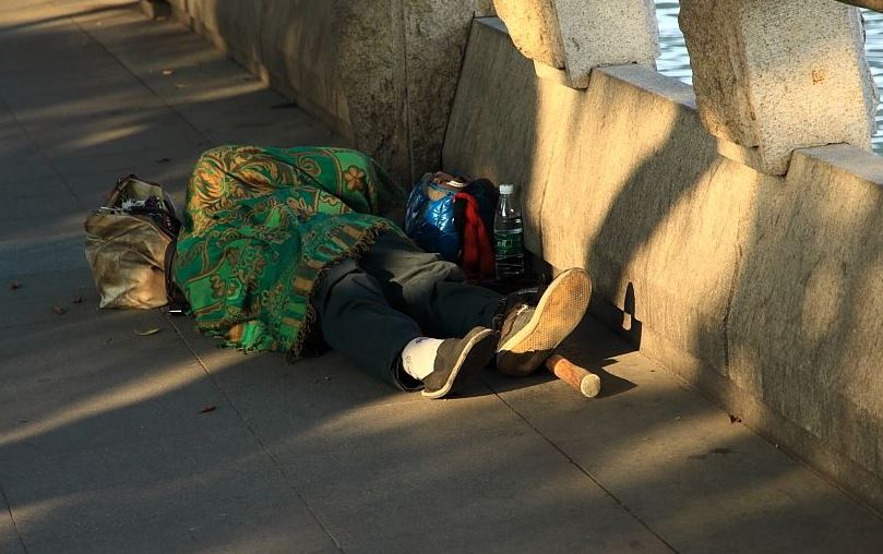 大晚上遇落难夫妻,请俩人吃顿饭,一个星期后女儿却丢了