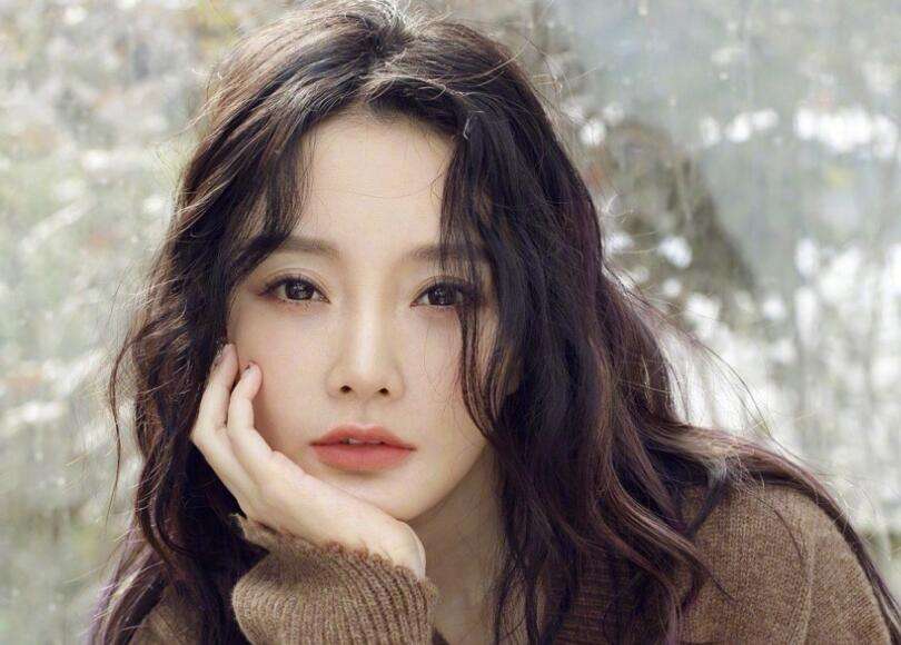 李小璐换新发型自信现身,搭配丝绒西装尽显小女人妩媚!