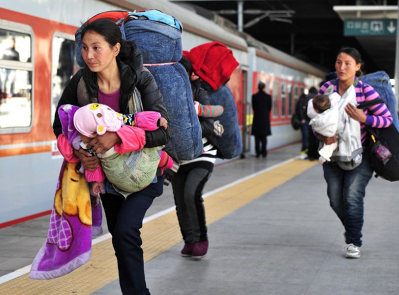 农民工回家辛酸路,女人后背大包前抱娃,买不到票就骑摩托回家!|农民工