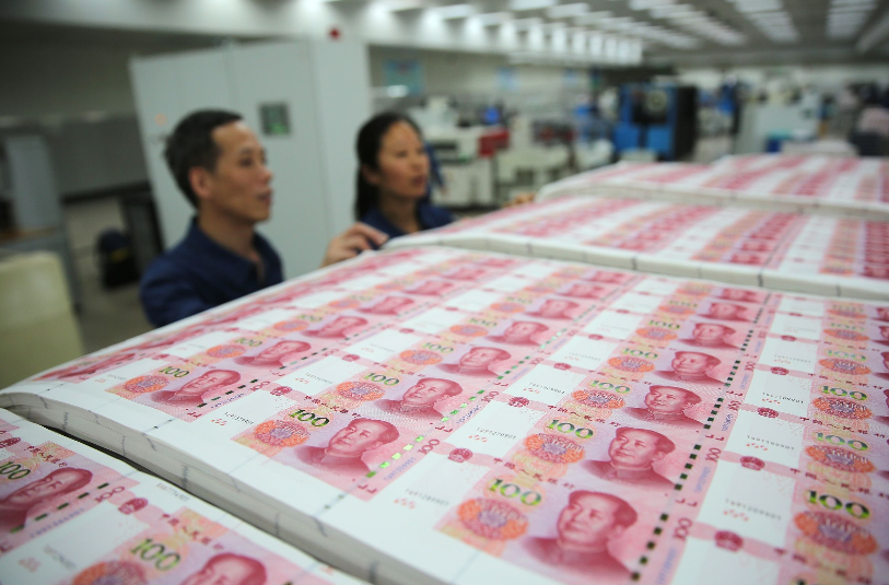 镜头下印钞公司:工人常年检封钞票,手指指纹被磨掉_新浪看点