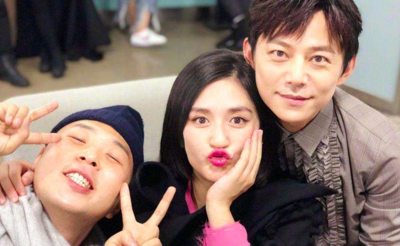 谢娜挺孕肚做手工变文艺了 网友:回归快乐大本营