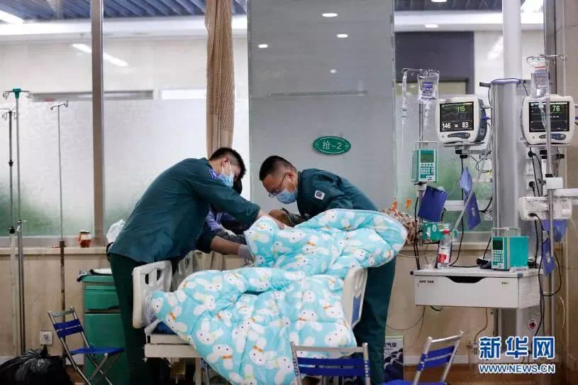 镜头:走近急诊科里的“护士先生”|中国医科大学|李进|姜冰_新浪新闻