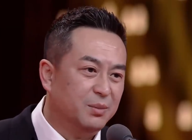 张嘉译#和吴秀波在台下聊什么呢?是准备一起攒部戏吗.