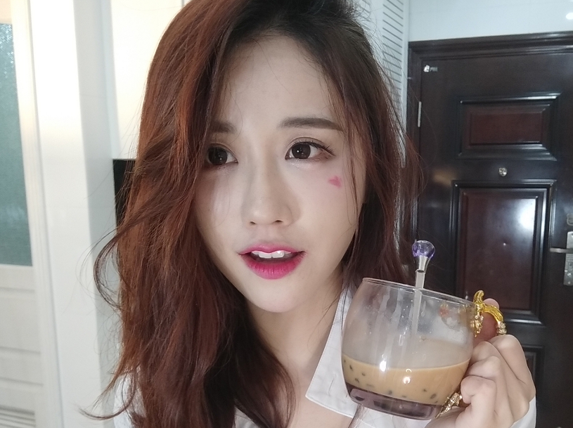 土豪主播约美女去游乐场!正准备回家,她的男朋友出现了