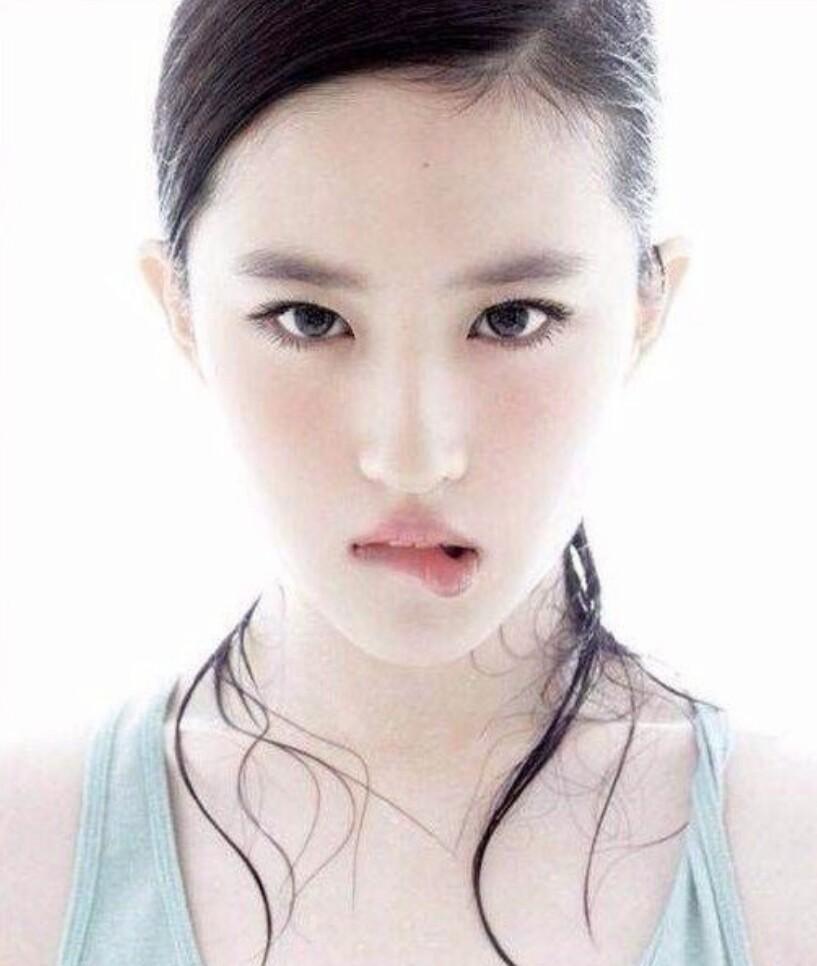 女星咬唇照:宋慧乔青涩,赵丽颖刘亦菲性感