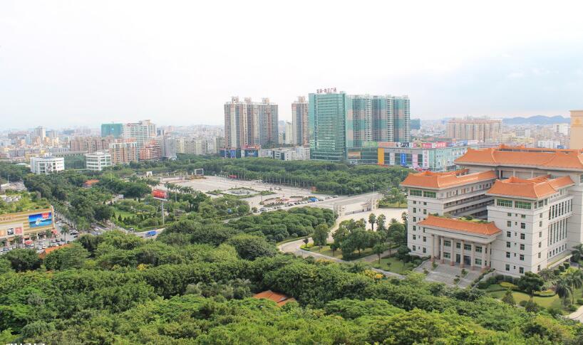 东莞长安最大休闲广场是一个容纳万人集会的广场