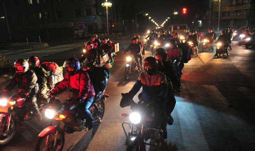 实拍春运摩托大军回家潮,星夜兼程绵延数百公里,祝他们平安到家