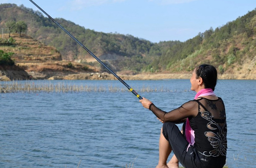 钓鱼时候的女人好美丽,空气中也弥漫着荷尔蒙的味道