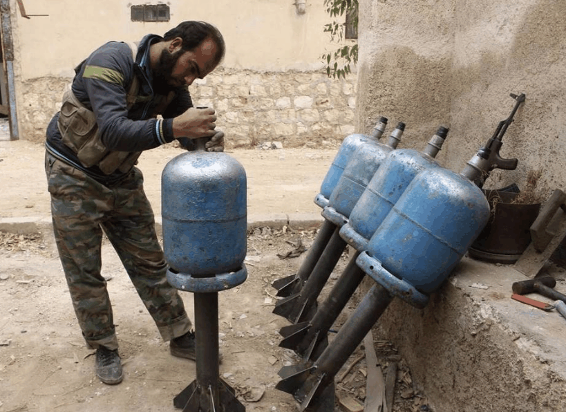 自制的喷射式机枪,拿煤气罐改装的吗?懂得枪械的大哥们说下这样安全不