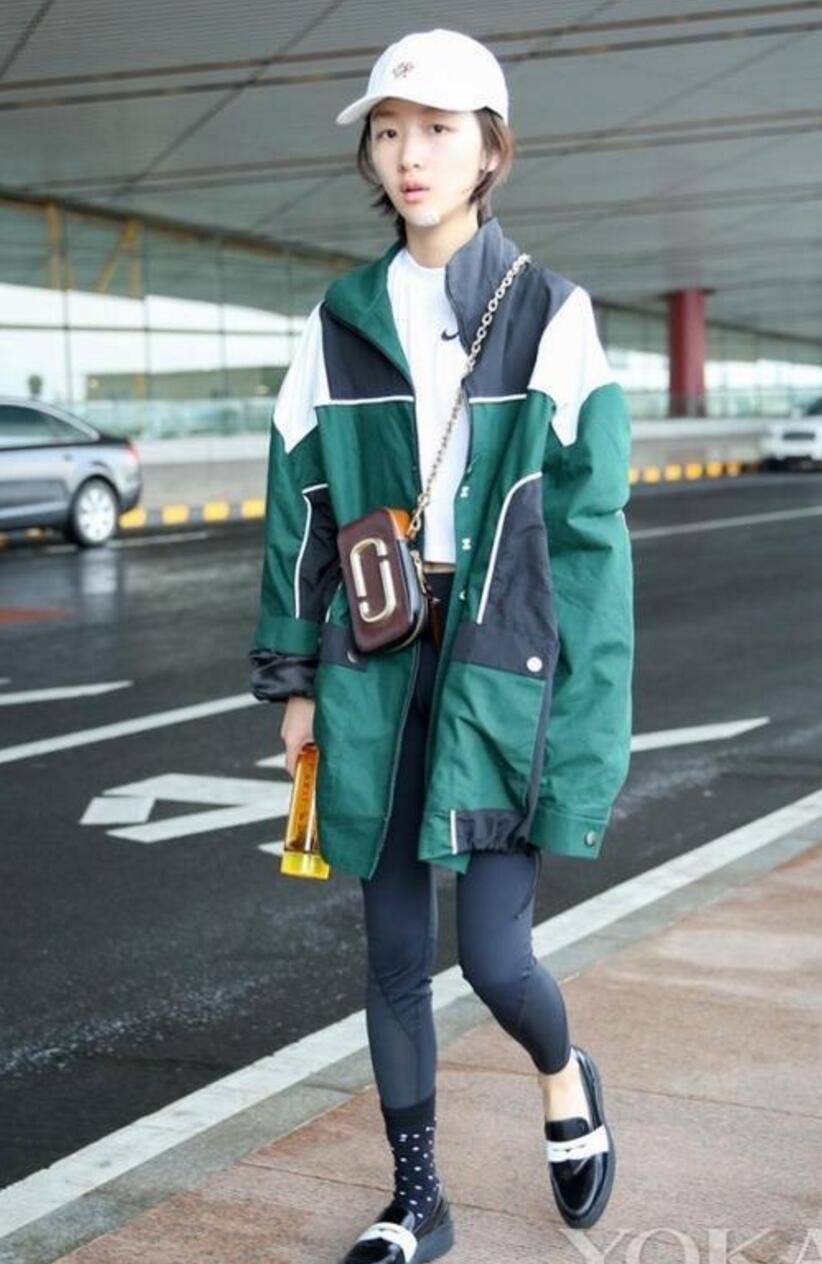 周冬雨这个时尚精,都能把袜子玩儿的时尚透!