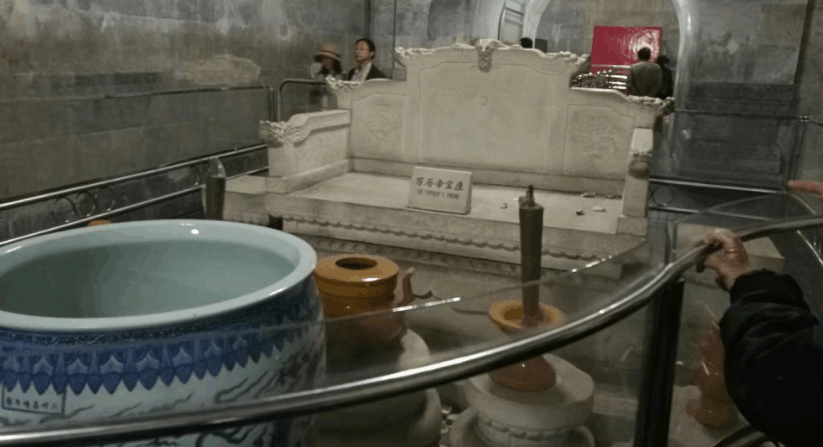 我到定陵地宫游玩时,导游曾介绍这是明代万历皇帝朱翊钧地宫前殿所设