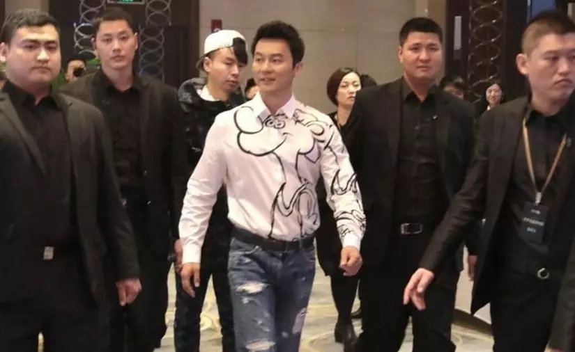 明星出行保镖阵容一个比一个强大,最后一位不知是谁保护谁?