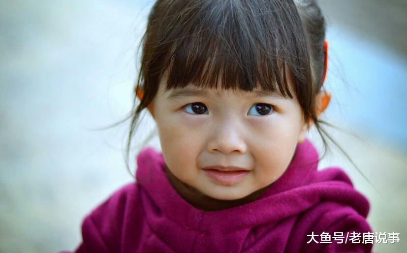 小女孩委屈的一脸懵懂的看着妈妈,车上的人都知道小女孩是不会说谎的