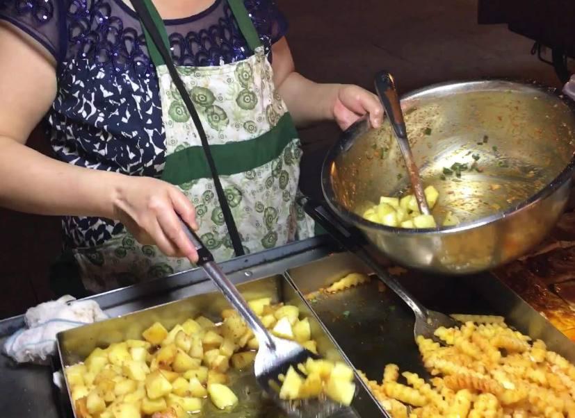 50岁大妈街边卖"这种"小吃, 5元钱一碗, 每天赚100收摊