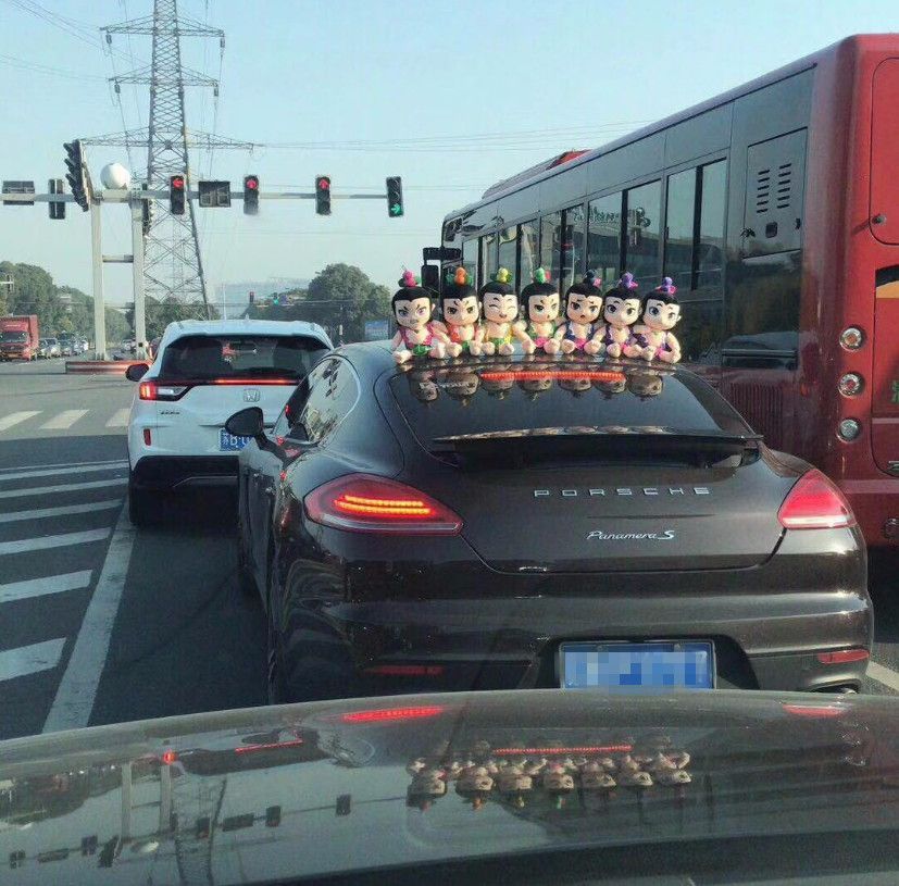 保时捷车顶上放7个葫芦娃,别觉得酷,开车的人都看看