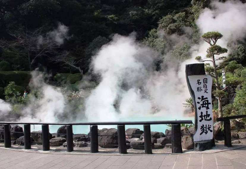 血池温泉,温度78度,是日本别府知名的"地狱" 温泉.