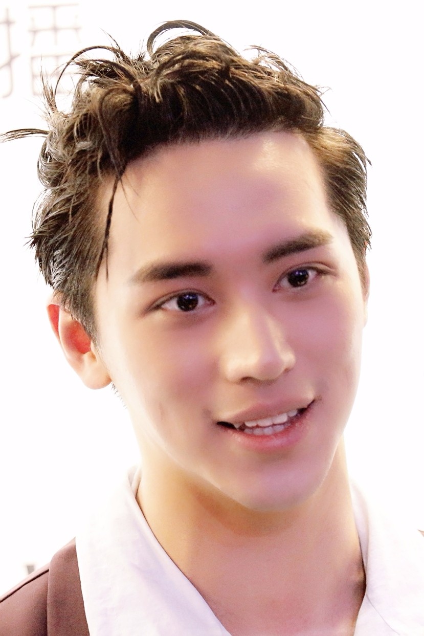 帅得发光的额头美貌许魏洲酷炫新发型惊艳全场