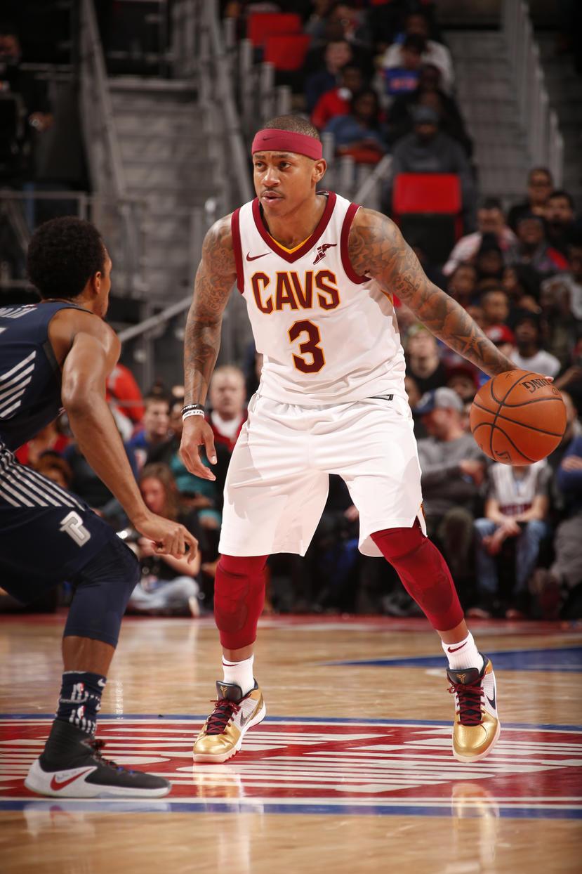 骑士负活塞 詹姆斯双手暴扣小托马斯突破