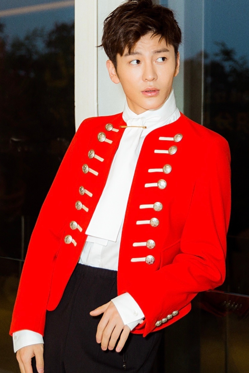 小李晨获青年榜样,丝绒西装高贵帅气,不知道范爷看到会不会心动