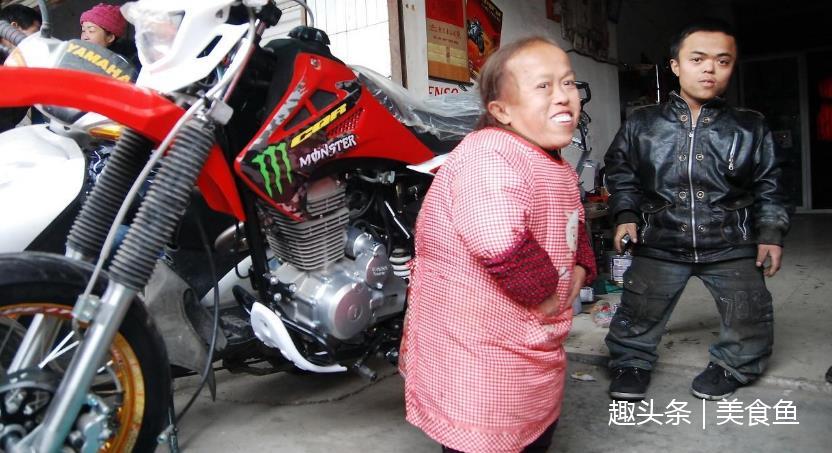 他患侏儒症只有1米1高,练车技玩沙滩车漂移,时常摔得鼻青脸肿