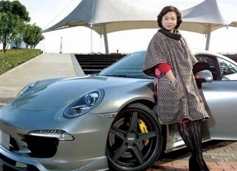 她放胆怼娱乐圈大佬,毒舌第一人,私下座驾如同本人霸气逼人!