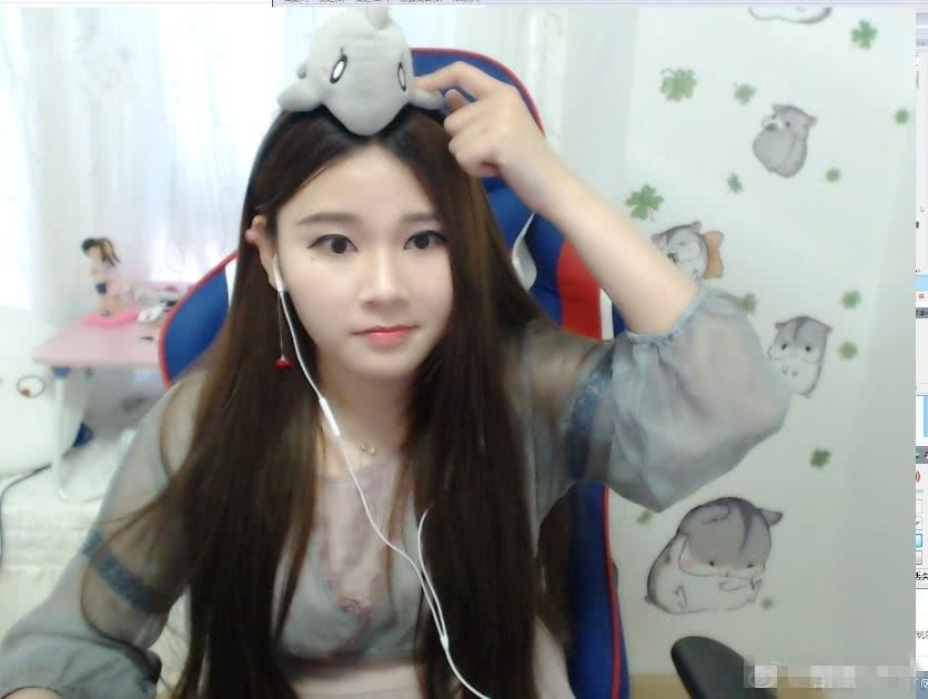 在玩游戏方面酥酥也是毫不含糊,早期直播玩的游戏是