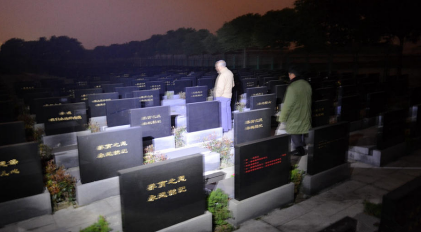 68岁守墓人的真实生活,每到半夜最难熬,已为自己选好墓地