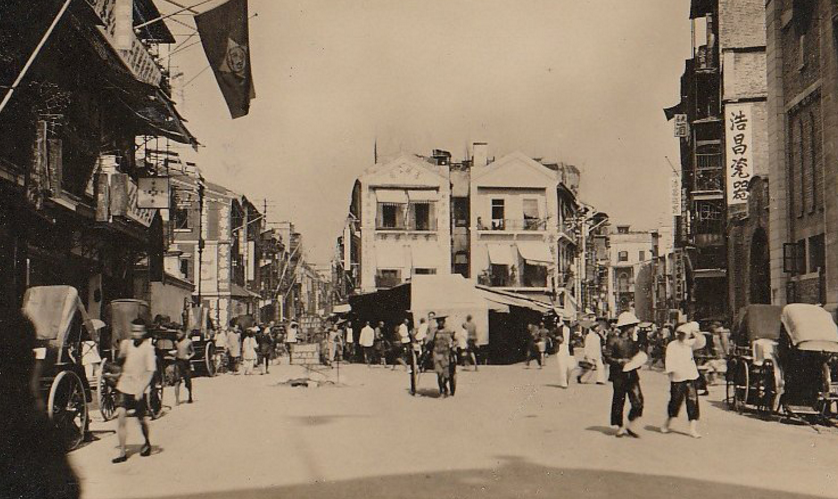 这是上世纪60年代香港的街道.