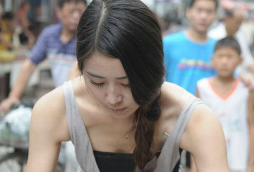 性感美女街头卖豆腐,网友却毫不留情,真让人心疼